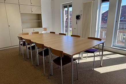 Offener Tischblock mit zehn Stühlen