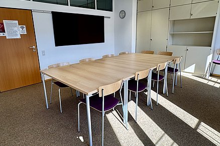 Offener Tischblock mit zehn Stühlen