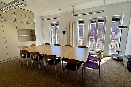 Geschlossener Tischblock mit zwölf Stühlen