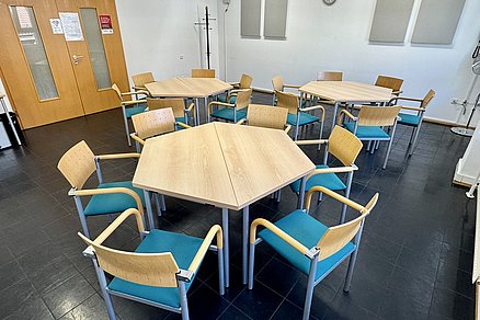 Drei Tischgruppen mit jeweils sechs Stühlen