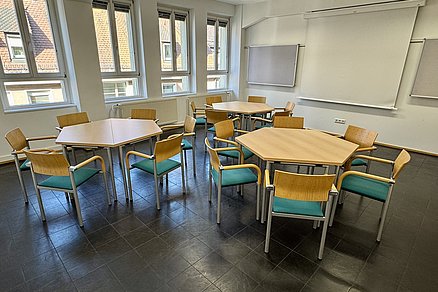 Drei Tischgruppen mit jeweils sechs Stühlen