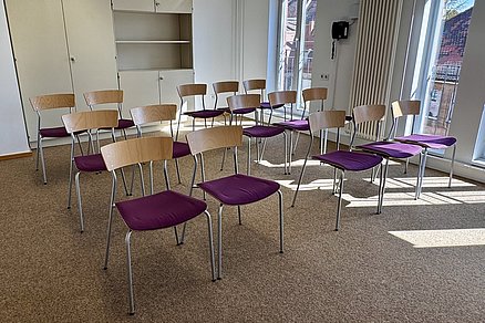Reihenbestuhlung mit drei Reihen zu fünf Stühlen