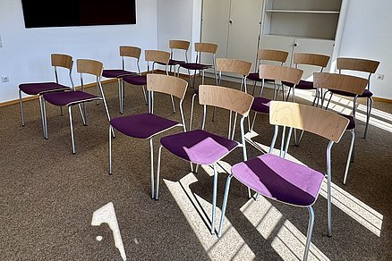 Reihenbestuhlung mit drei Reihen zu fünf Stühlen