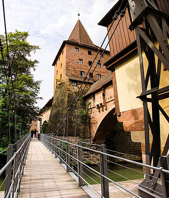 Schweigend um die Stadtmauern